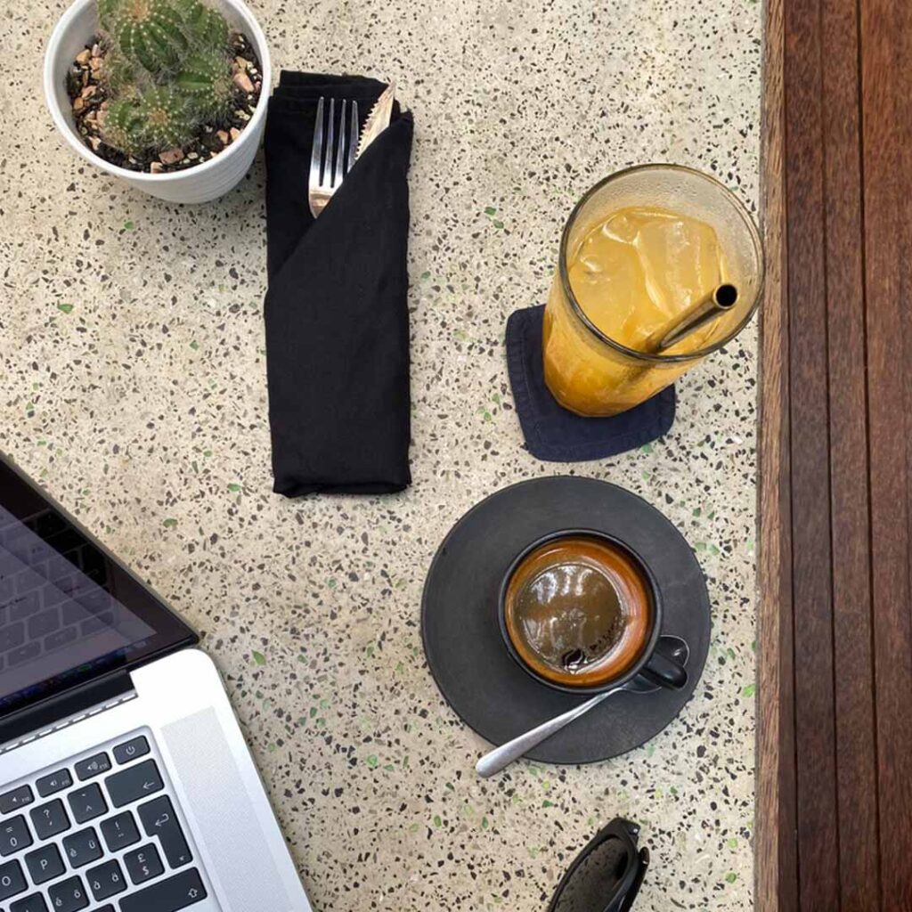 Ortsunabhängig arbeiten – auch im Cafe.